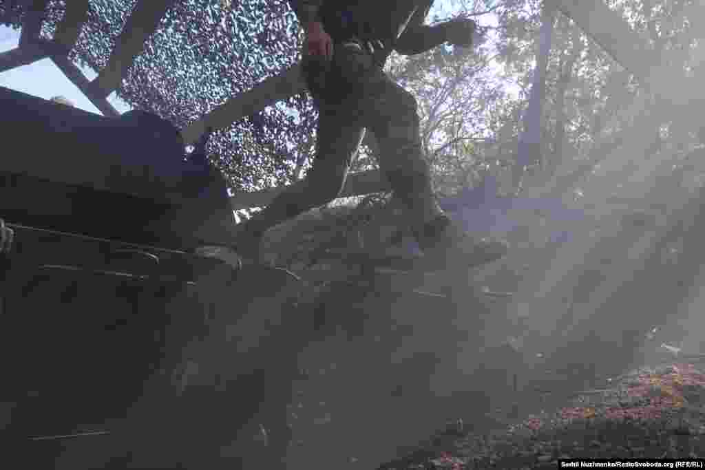 Дмитро зістрибує зі САУ після роботи по цілі. &laquo;Мені 22 роки, служу в Національній гвардії України. Спочатку на строковій службі, і моя служба плавно перейшла на війну, підписав контракт, зараз навідник&raquo;, &ndash; розповів він