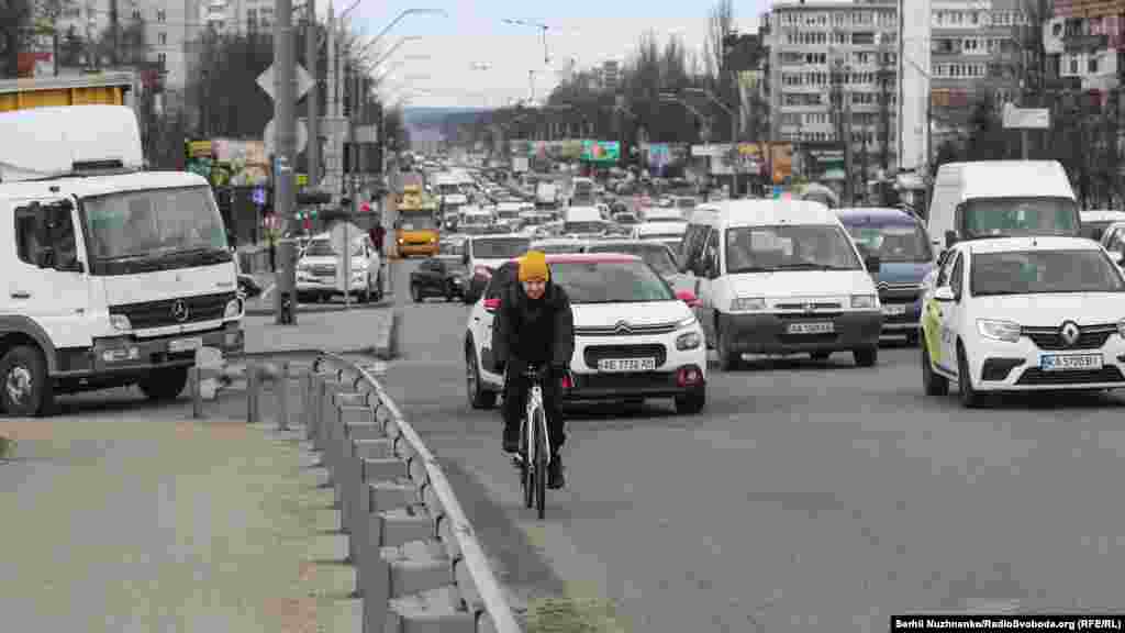 Ті, кому дозволяє здоровʼя і відстань, пересіли на велосипеди