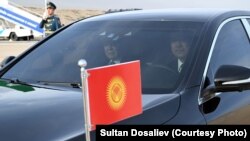 Түркмөнстандын Халк Маслахатынын төрагасы Гурбангулы Бердымухамедов менен Кыргызстандын президенти Садыр Жапаров. Сүрөт Султан Досалиевдин Фейсбуктагы баракчасынан алынды.

