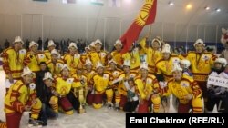 "Азия чакырыгы" кубогун уткан Кыргызстандын хоккей боюнча улуттук курама командасы. 14-апрель, 2016-ж. Бишкек.