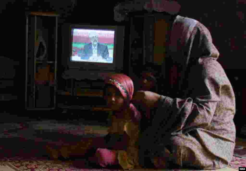 Женщина наблюдает за телевизионным дебатами кандидатов в президенты