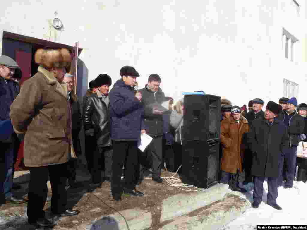 Бүгүнкү митинг 26-январда өткөн акциянын уландысы. Ошол митингде анын катышуучулары менен район акими Токтосун Барманов жолугушуп, талаптарын өкмөткө жеткирерин айткандан кийин алар өкмөт мүчөлөрү келип түшүндүрүүсүн талап кылышып, 5-февралга чейин убакыт беришкен.