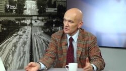 На качелях кризиса