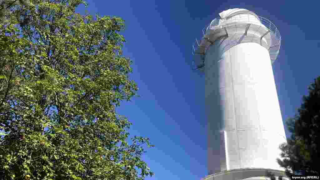 Вежовий сонячний телескоп імені академіка Северного (діаметр дзеркала &ndash; 90 см, висота вежі &ndash; 24,7 метра) вважається найбільшим у Європі