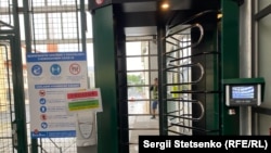 На прохідній пивоварні, окрім інших, висять гігієнічні правила щодо запобігання поширенню коронавірусу