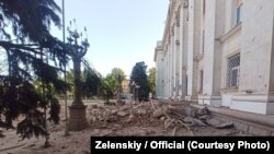 Разбитое российскими авиаударами здание Херсонской областной государственной администрации, июнь 2025 года