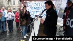 Мартін Углірж під час акції пам'яті Бориса Нємцова