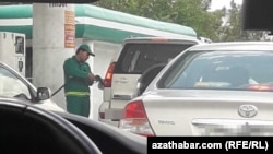 Ýangyç guýýan bekediň işgäri we ulaglar (Illýustrasiýa suraty)