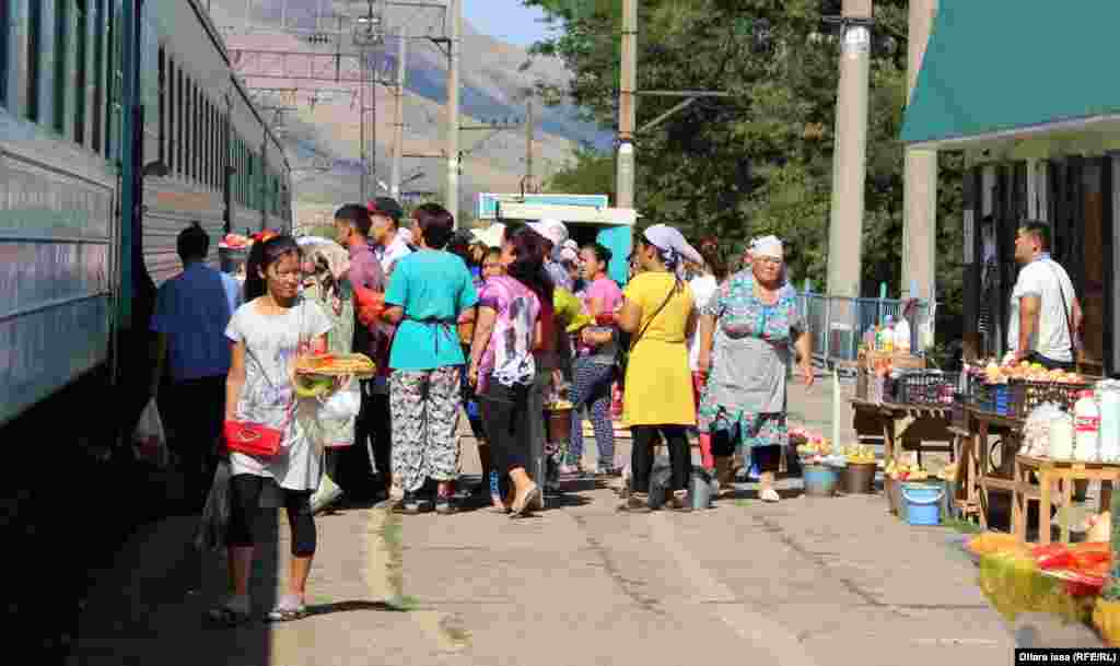За время стоянки поезда - иногда это несколько минут - торговцы пытаются продать сошедшим с поезда продукты и напитки.