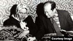 Амантур Акматалиев кыргыз кол өнөрчүлүгүн изилдеп жүргөн учуру. 1990-жыл.