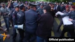 Ոստիկանները բերման են ենթարկում ցուցարարներին, Երևան, 22-ը ապրիլի, 2016թ․