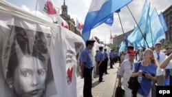 "Бело-голубым" сторонникам Виктора Януковича предложено по-новому посмотреть на образ "оранжевой" Тимошенко 