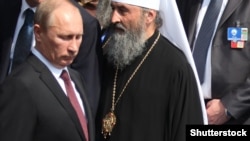 Довоєнна фотографія. Президент Росії Володимир Путін (ліворуч) і митрополит Онуфрій УПЦ (Московського патріархату) на церемонії, присвяченій 1025-річчю Хрещення України-Русі. Київ, 27 липня 2013 року