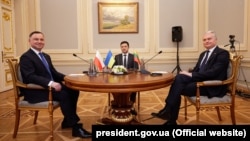 Президент України, Польщі і Литви, Володимир Зеленський (посередині), Анджей Дуда (лівруч) і Гітанас Науседа. Київ, 23 лютого 2022 року