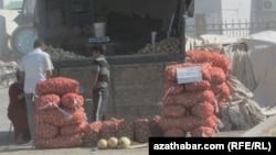 Sogan satýan telekeçiler (Illýustrasiýa suraty)