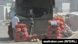 Bakja önümleriniň söwdasyny edýän telekeçiler.