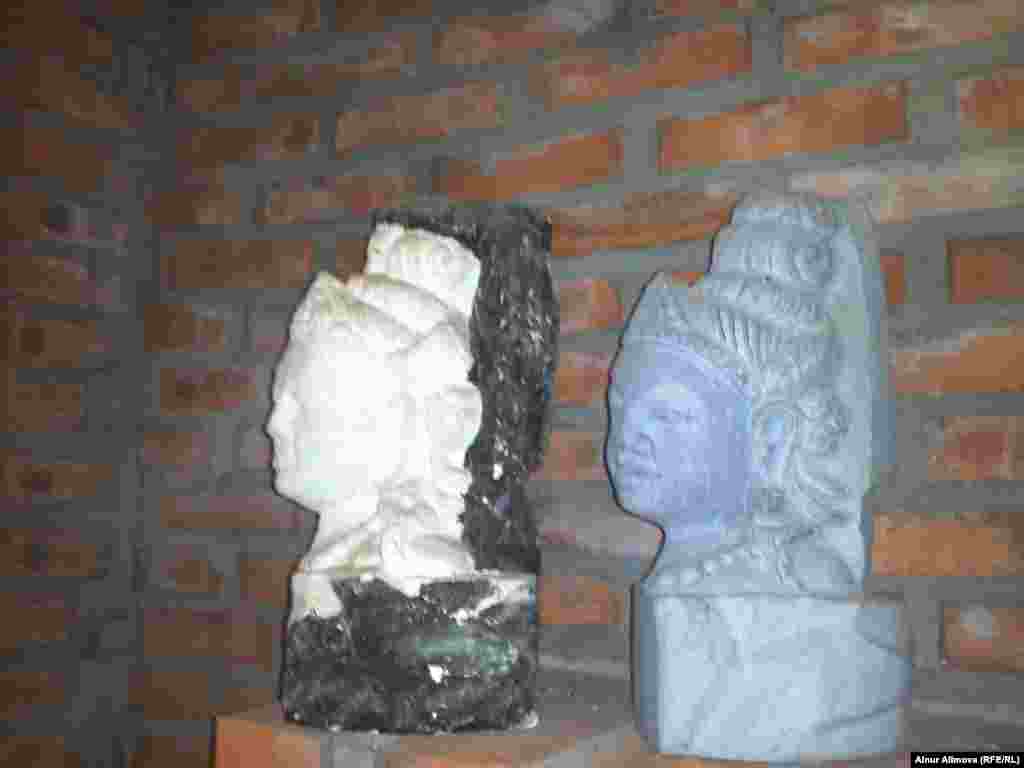 Скульптуры из камня, представленные в комплексе &laquo;Тямские башни Пошану&raquo;.