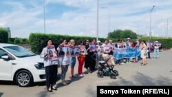 The demonstrators held a banner reading "Liberty to political prisoners!" and chanted "Freedom!"