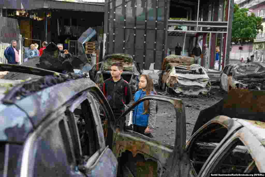 Также здесь загорелось семь автомобилей