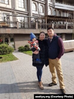Кайрат и Айгерим Ниязбаевы с ребенком. Они воспитывали двух сыновей. Третий родился после смерти Кайрата