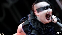 Псевдоним лидера скандальной рок-группы составлен из имени Мэрилин Монро и маньяка-убийцы Чарльза Мэнсона