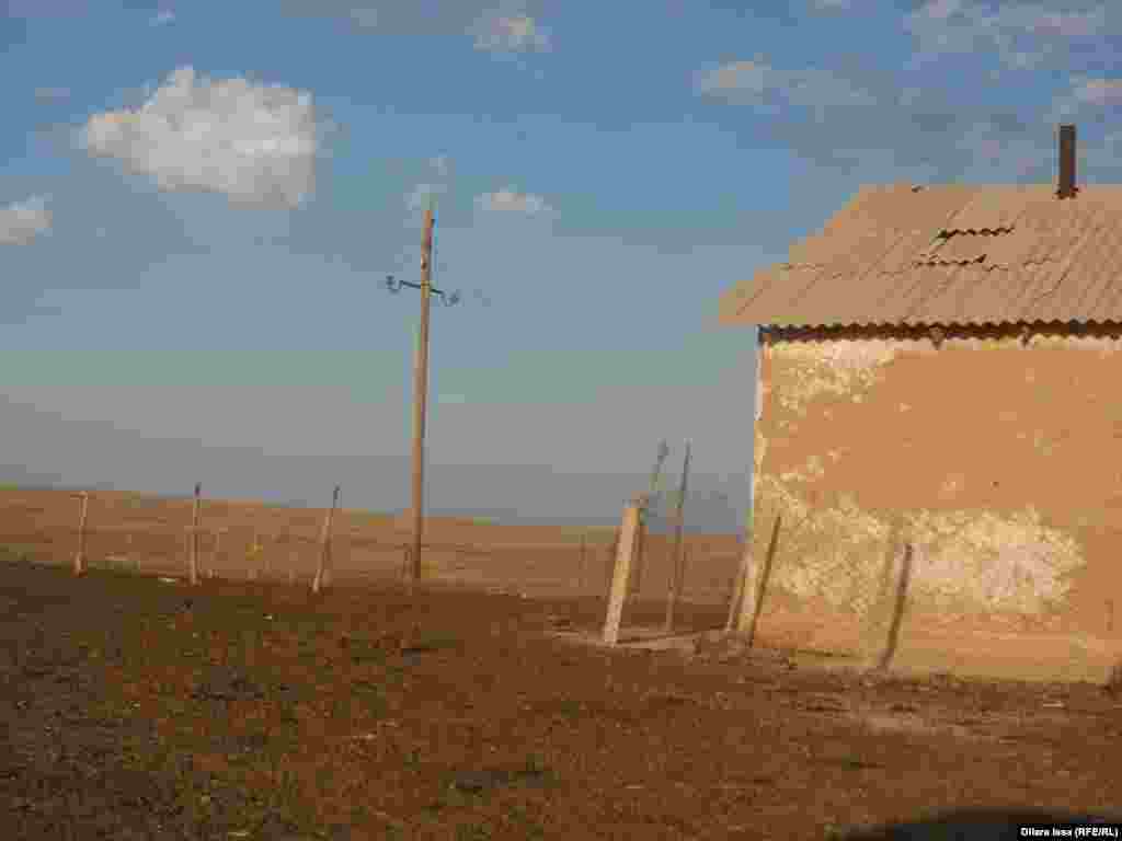 Загон для овец рядом с домом.