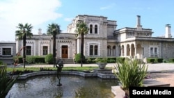 1880 елда бу бинаны княгиня Анна Голицынадан сатып алганнан соң Феликс Юсупов аны төзекләндергән һәм Йосыповлар сарае дип атаган. 1920 елларда биредә хакимият ял иткән. 1945 елда Ялта конференциясе вакытында Сталин яшәгән. Бакчасында 200дән артык агач һәм куак төре бар. Аларның кайберләренә 100-500 ел