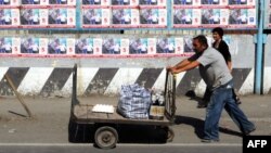 Специалисты Transparency International обнаружили интересную закономерность: более 100 лиц, перечисливших деньги в предвыборные фонды партий, оказались связанными с бизнесменами, участвовавшими в госзакупках