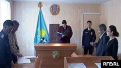 Сот залында. Қазақстан, желтоқсан 2008 жыл. (Көрнекі сурет)  