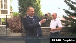 Одни з учасників зустрічі на ганку Офісу президента фотографує колегу