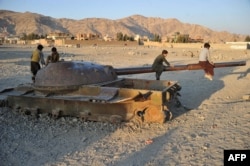 Афганські діти граються на корпусі знищеного радянського танку в Джалалабаді (ілюстраційне фото)