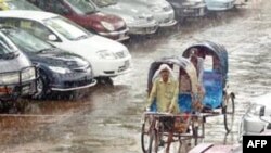 بنگلادش کشوری نسبتاً فقیر است که با چالش‌های اقتصادی و اجتماعی فراوانی مواجه است. با این حال، این کشور در سال‌های اخیر توانسته است با رشد اقتصادی چشمگیر و بهبود زیرساخت‌ها، بخشی از مشکلات خود را کاهش دهد.