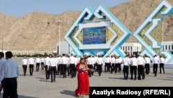 Каждой группе гостей на форуме по волонтрёру, это слишком, считает участник форума.