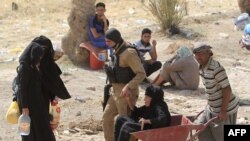 "Ислам мамлекети" тобу басып алган Рамади шаарынан качып чыккандар.