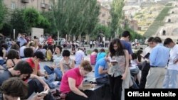 Հայաստան -- Գիրք կարդալու կայծամբոխ` flashmob, Երեւանում, արխիվ, 2010թ.