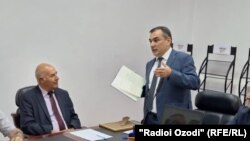 Хабарнигори пешини Радиои Озодӣ дар Қазоқистон Насибҷон Амонӣ (аз чап) бо Раҳматкарими Давлат, мудири Маркази мероси хаттии Академияи миллии илмҳои Тоҷикистон, дар маросими тақдими китобҳои электронӣ.