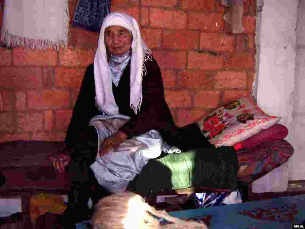 85 жасар Бәтима Төлепбергенова Қазақстанда, Қарағанды облысында дүниеге келген. Әкесін ұстап әкеткен кезде, атасы бес жа - 85 жасар Бәтима Төлепбергенова Қазақстанда, Қарағанды облысында дүниеге келген. Әкесін ұстап әкеткен кезде, атасы бес жасар немересі Бәтиманы атына міңгестіріп алып, Қытай асып кеткен екен.  Атасы жат жерде көзі жұмылар алдында туған жерге оралу туралы аманат қалдырыпты. Қартайған шағында атасының сол аманатын орындау үшін Бәтима атажұртқа оралған болатын. Кейуананың үш ұлы мен төрт қызы бар. Олардың бәрі өз отбасыларымен Қытайда тұрады, үйлері, жұмыстары бар.  Қария туған жерге ең кенжесі Бәкірді келіншегі Ләззат пен екі немересімен алып келген. Туған жердің дәмі тартқан Бәтима әже мүгедек арбасында отырса да, кеудесін сүйретіп жеткен екен. Өз үйінің  бұзылатындығын естіген Бәтима әже: Бұл үйді менімен қоса күреп тастасын, осы отырған орнымнан қозғалмаймын" деп кесіп айтқан. "Осы үйдің үйіндісінің астына көміңдер. Мен еліме сүйегім осында қалсын деп келді