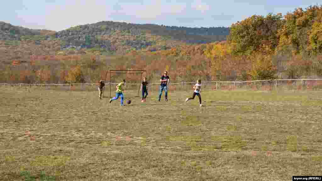 На невеликому спортивному майданчику можна пограти у міні-футбол