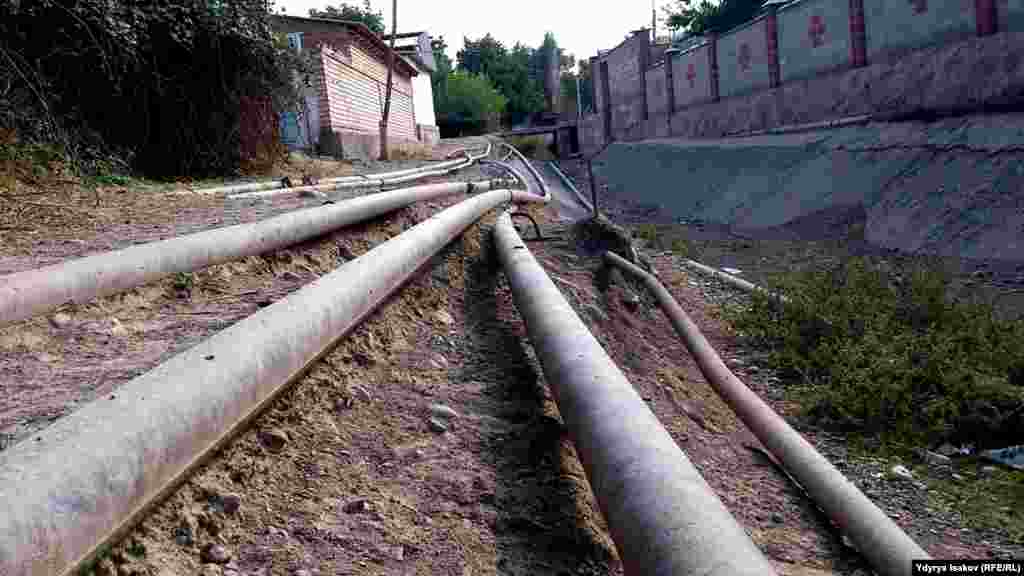 Жогору карай соймоңдогон ар бир түтүк жогорудагы беш-алты үйгө каналдагы сууну жеткирет.