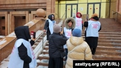 Әскерде қаза тапқан я мүгедек болып қалған сарбаздардың туыстары биліктен армияны реформалауды талап етіп, үкімет үйінің алдына келіп тұр. Астана, 10 қараша, 2025 жыл.