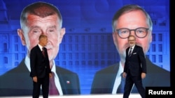 Прэм’ер-міністар Чэхіі Пэтр Фіяла (справа) і лідэр партыі ANO Андрэй Бабіш удзельнічаюць у тэлевізійных дэбатах перад выбарамі, 1 кастрычніка, Прага, Чэхія