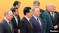Президент России Владимир Путин, Председатель Китая Ху Цзиньтао, президент Казахстана Нурсултан Назарбаев (на переднем плане).  