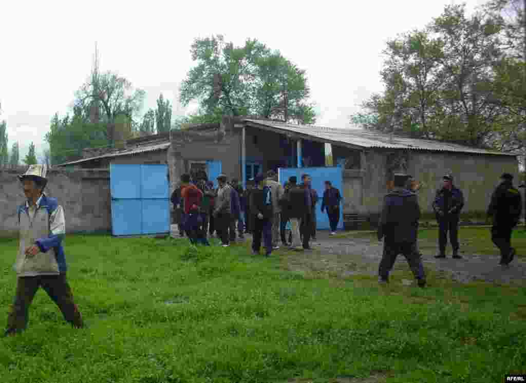 Күрттөр жашаган үйлөрдүн терезе-эшиктерин талкалап, үй оокаттарын чачып кетишти - Kyrgyzstan - The interethnic conflict in village Petrovka. 26Apr2009