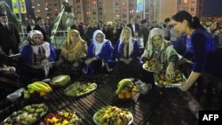 Gurban baýramy mynasybetli Parahat mikroraýonyndaky hiňňilliklerde geçirilýän çärelere öz islegi bilen barýan adamlar hem az däl.