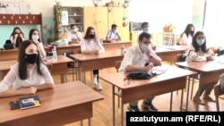 Armenia -- High school students in Yerevan wear face masks, September 15, 2020.