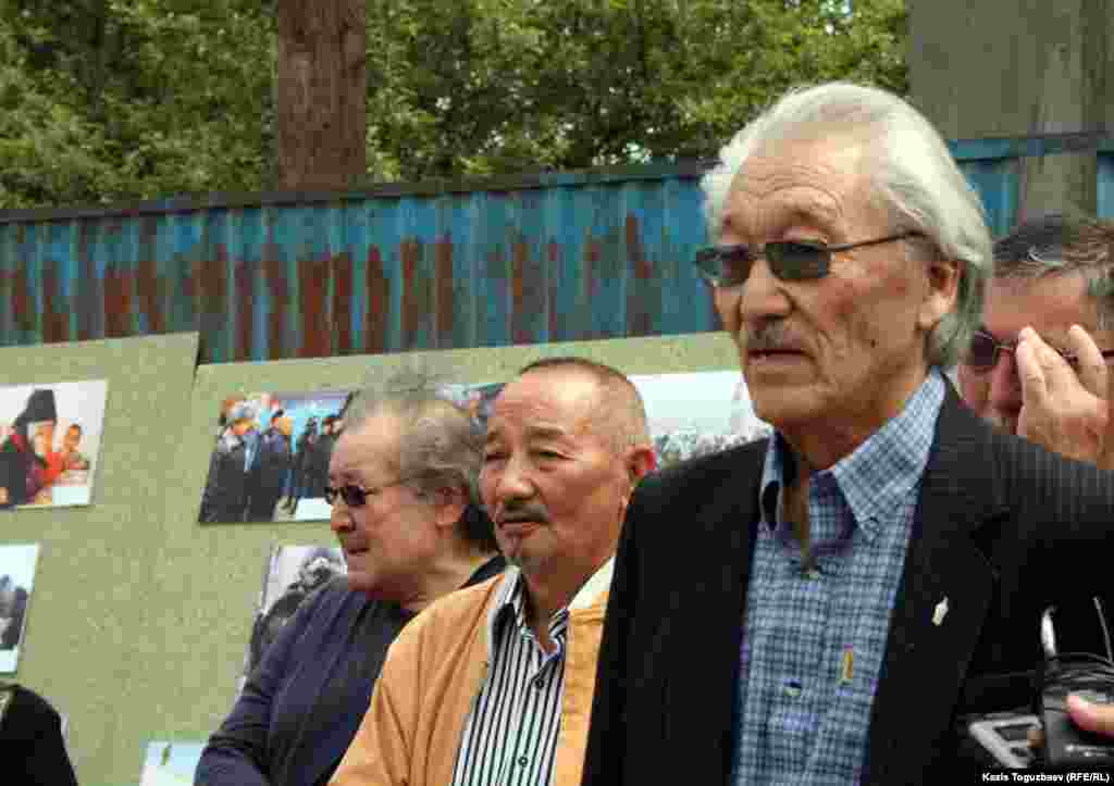 Казахский писатель Габбас Кабышулы выступает на импровизированном митинге в связи с проведением фотовыставки о Жанаозене под открытым небом. 