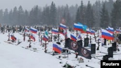 Sankt-Peterburqdakı qəbiristanlıqda Rusiya hərbçilərinin məzarları.