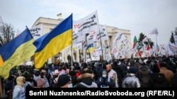 Протестувальники, зокрема, вимагають, щоб парламент ухвалив законопроєкти про спрощену систему оподаткування малого і середнього бізнесу, а також відклав обов’язкове використання касових апаратів для фізичних осіб-підприємців (ФОПів)