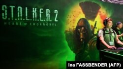 Відвідувачі грають у гру Stalker 2 на стенді Xbox на виставці відеоігор Gamescom у Кельні, Західна Німеччина, 23 серпня 2023 року.