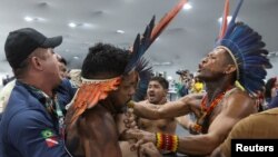 Бразилияда өтүп жаткан БУУнун климат боюнча жыйынына түпкүлүктүү калктын өкүлдөрү нааразылык билдирип барды. 11-ноябрь, 2025-жыл. Белем шаары.